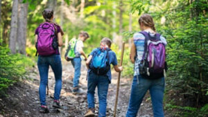 familia-senderismo-vacaciones